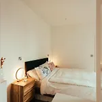 3 Bedroom Penthouse With Terrace And Skyline In Battersea