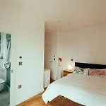 3 Bedroom Penthouse With Terrace And Skyline In Battersea