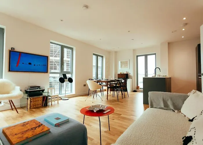3 Bedroom Penthouse With Terrace And Skyline In Battersea