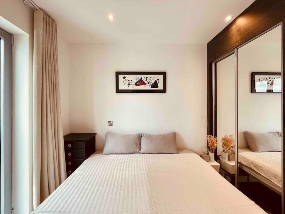 Apartment 3 Bedroom Penthouse With Terrace And Skyline In Battersea