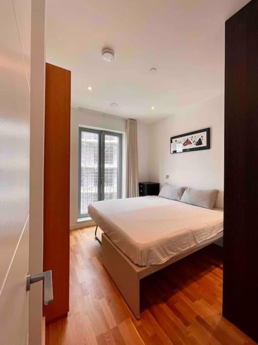 Apartment 3 Bedroom Penthouse With Terrace And Skyline In Battersea