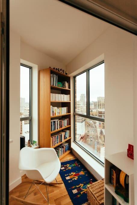3 Bedroom Penthouse With Terrace And Skyline In Battersea Apartment