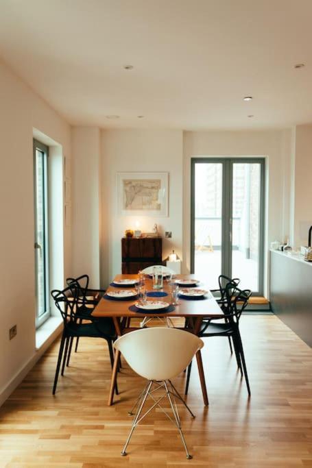 3 Bedroom Penthouse With Terrace And Skyline In Battersea *