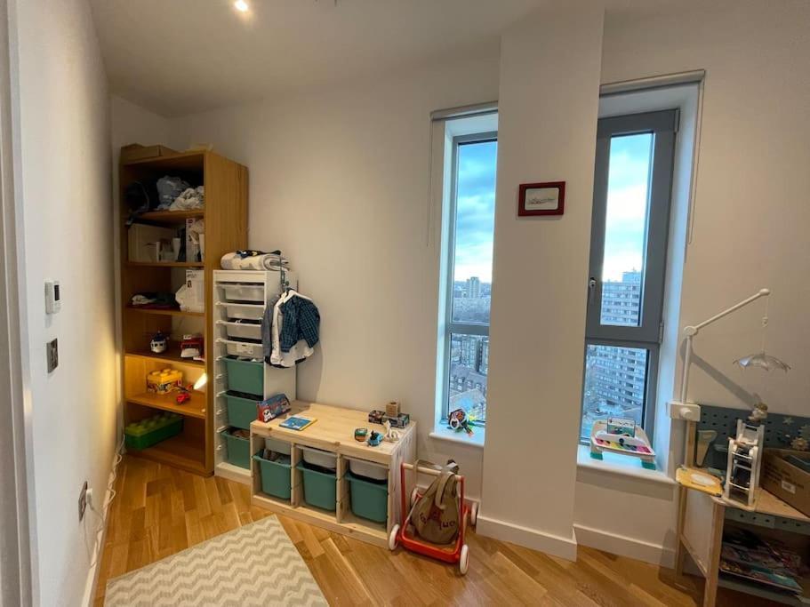 3 Bedroom Penthouse With Terrace And Skyline In Battersea *